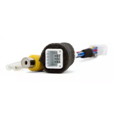 Achtpoliges Adapter für den Anschluss einer Rückfahrkamera mit Monitor in einen Subaru